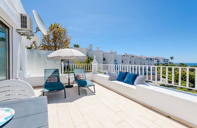 Beautiful studio apartment in residence, sea view, swimming pool and terrace.