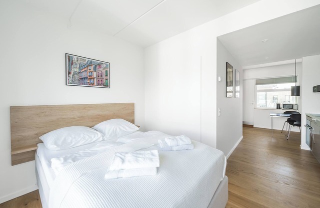 Beautiful studio w/balcony - 327