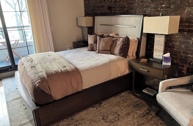 Beautiful Suite with Balcony overlooking Warren St in Syracuse