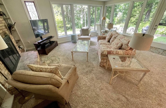 Beautiful Sunsets, Lake view. Only 1.5 miles to Downtown Village!