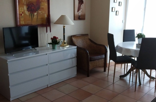 BEAUTIFUL T2 APARTMENT with secure parking, 8-minute walk to beach, ports, center,