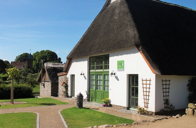 Beautiful thatched cottage amidst the nature park "Lauenburg Lakes"