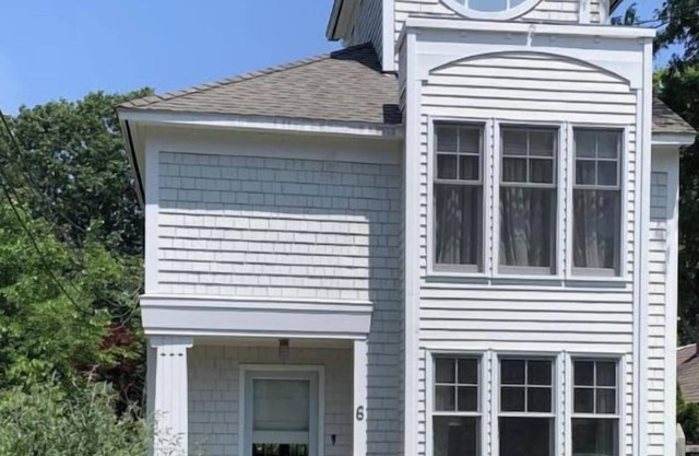 Beautiful three-bedroom shoreline house