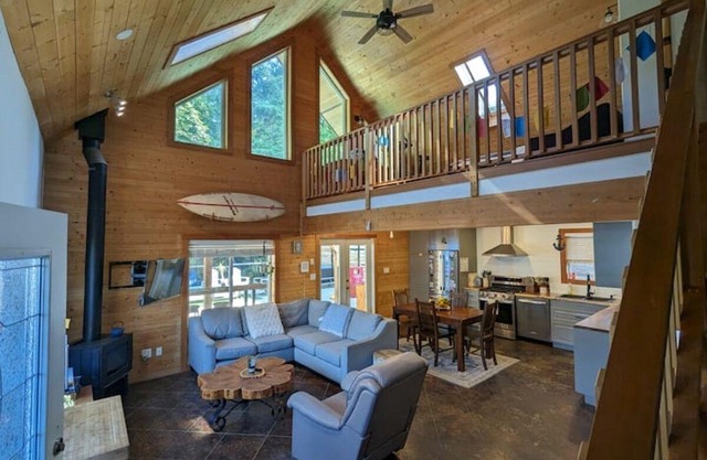 Beautiful Tofino Cabin with Hot Tub 5 minutes from Chesterman & Mackenzie Beach!