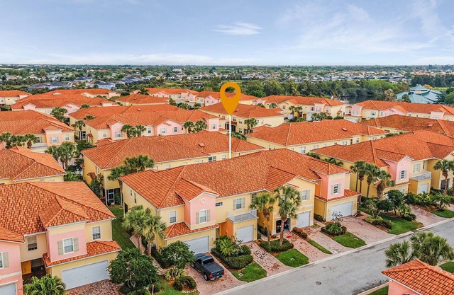 Beautiful townhome close to Beaches and Healthpark