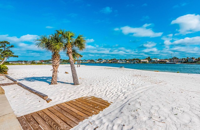 Beautiful townhouse with community pool, hot tub, gym & private beach