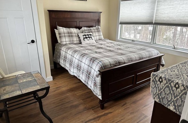 Beautiful two bedroom cabin with full kitchen and outdoor space