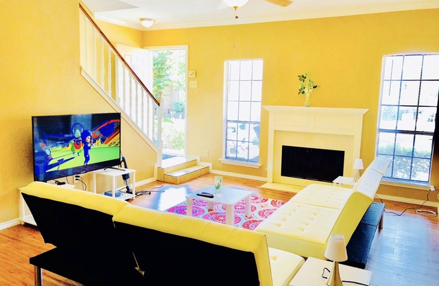 BEAUTIFUL UPDATED 2bd/2.5ba GATED TOWNHOME! + POOL & LAKESIDE LIVING!