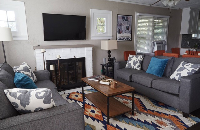 Beautiful Updated 3BD/2BT Home Near DT and Close to Mountains-Backyard w/Grill!