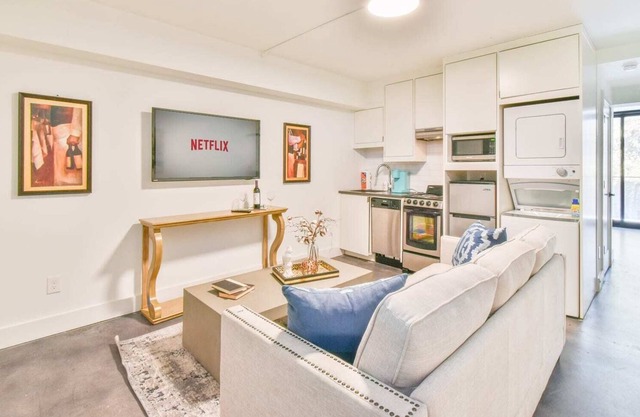 Beautiful Updated Midtown Apartment