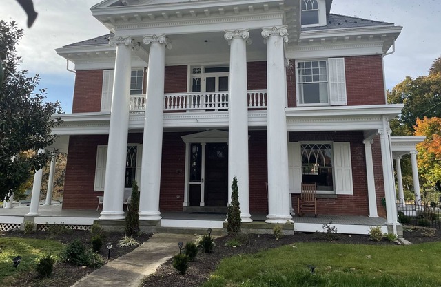 Beautiful upscale mansion - 7 minutes from Whitetail!