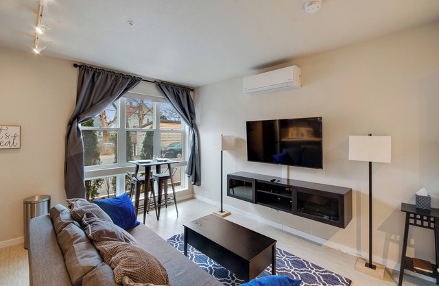 Beautiful Uptown Studio@Super Fast WiFi@In-Unit W/D@Keurig + Coffee@Roku TV