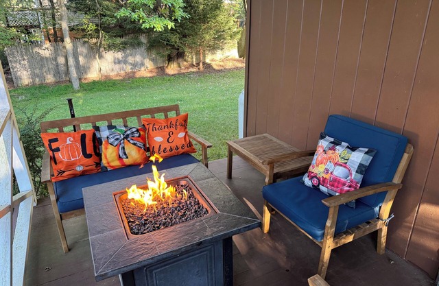 Beautiful fall foliage, game room, fire pit, hot tub