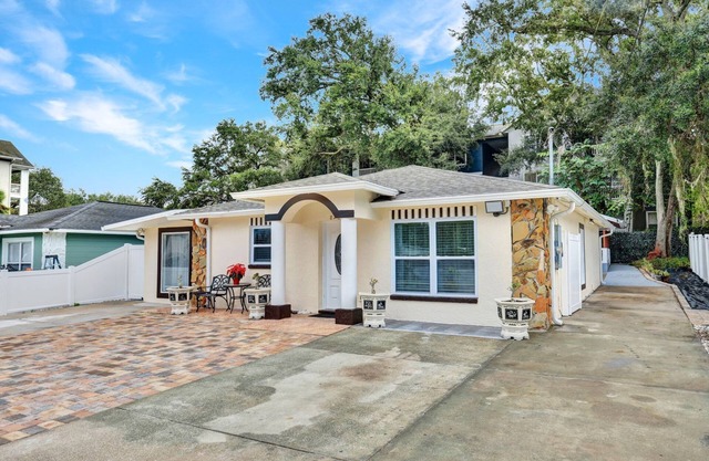 Beautiful Vacation Home w/patio area- 5 min from Busch Garden, Clearwater Beach.