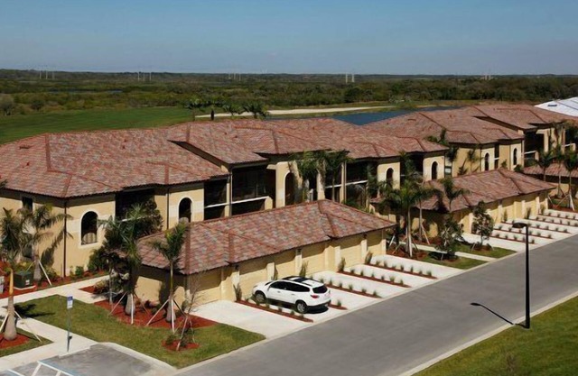 Beautiful 'Veranda' Style Condo With Wonderful Views.