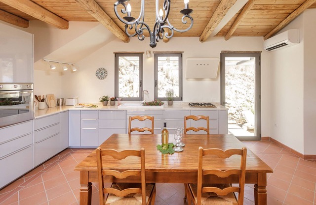 Beautiful Villa at 2 km from the beach with hotel service