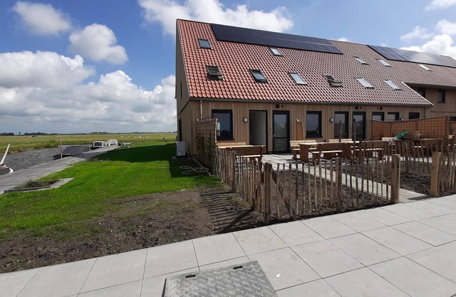 Beautiful villa on the Frisian water with garden