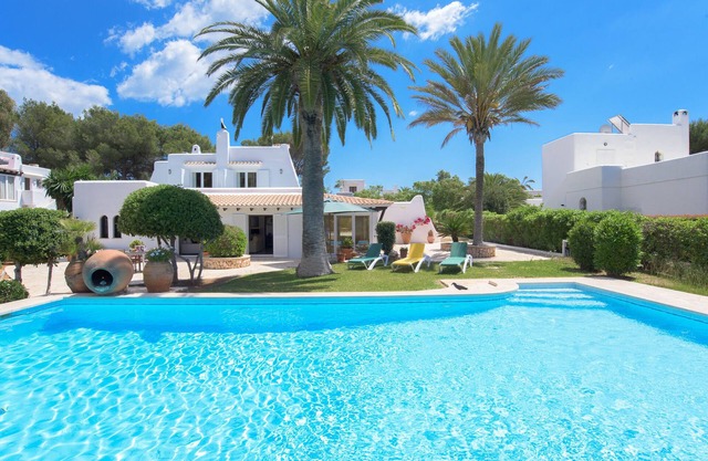 Beautiful villa with pool and garden, air, quiet location, close to the beach 200 mt