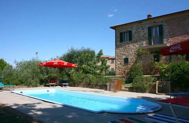 Beautiful villa with private pool located in the hilly territory of Valdichiana, about 1 km from the