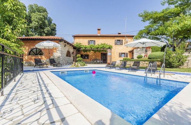 Beautiful villa with swimming pool, grill, free WiFi, washing machine