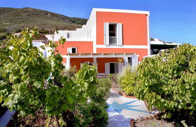 Beautiful villa within walking distance of the harbor, near Chiaia di Luna.