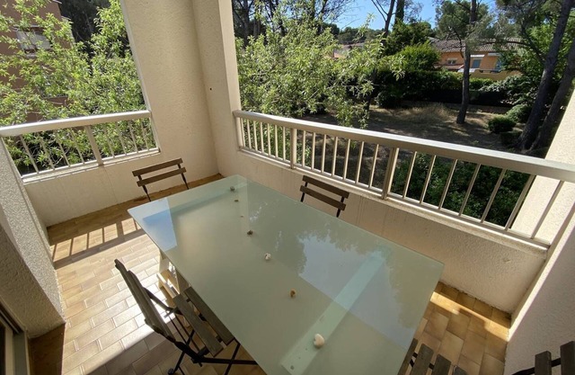 Beautiful wooded view in a quiet residence, beach on foot