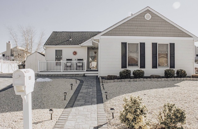 Beautiful waterfront summer getaway-7 minutes to beach!