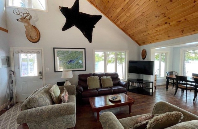 Beautiful well kept Private waterfront cottage on Big Gull Lake
