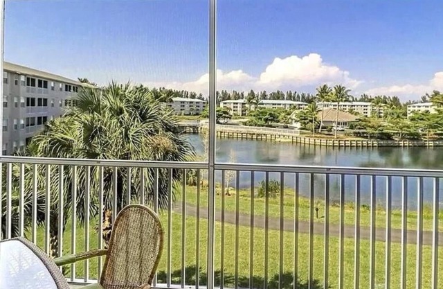 Beautiful, well-maintained 2B 2BA apt in gated community 3 miles to the beach! n
