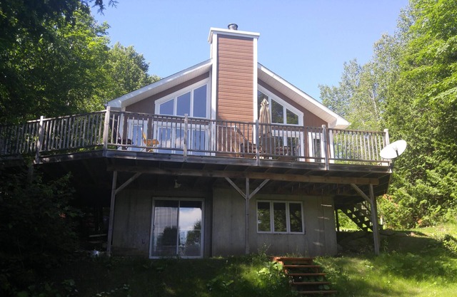 Beautiful zen chalet on the water