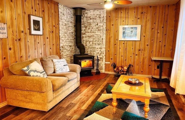 Beautifull Cabin on over a half acre in Norris beach pigeon lake!