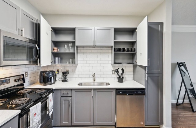 Beautifull Stays Extravagant & Luxury Living 2 Bedroom Apts by RedAwning