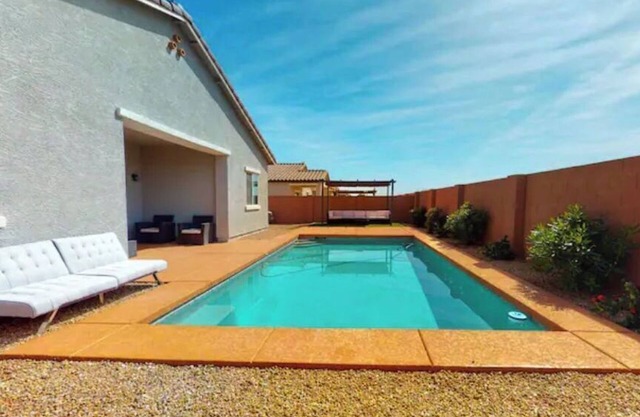 Beautifully decorated new build home w/POOL!