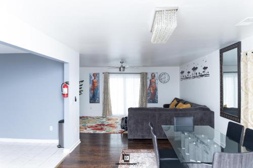 Beautifully Designed & Spacious Apartment in Newark 10mins from EWR Airport, Close to NYC and Beth Israel Hospital