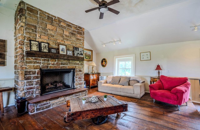 Beautifully Fully Furnished 2 Bed 1 Bath Bungalow - on 2.5 Acres