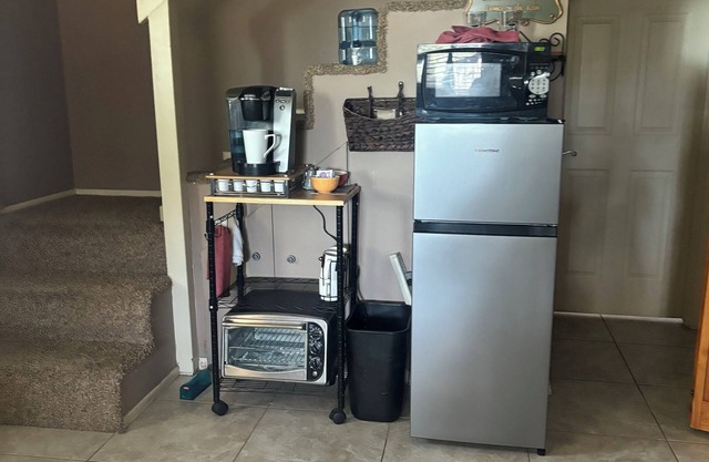 Beautifully furnished private Pet Friendly place with private fenced yard