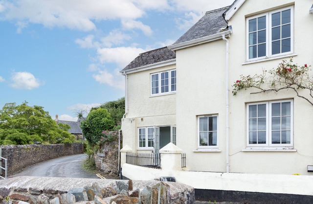 Beautifully Presented Cottage for Four with Wood Burner