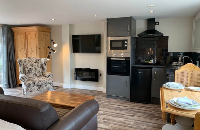 Beautifully presented spacious detached countryside studio and garden