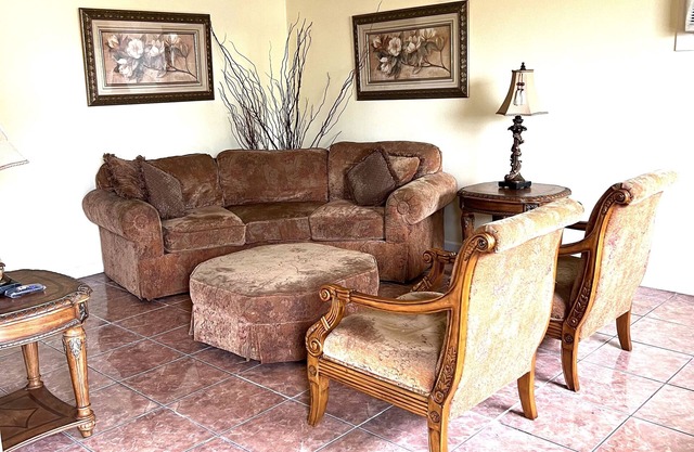 Beautifully remodeled 2bdrm and 1ba duplex in a family oriented neighborhood. n