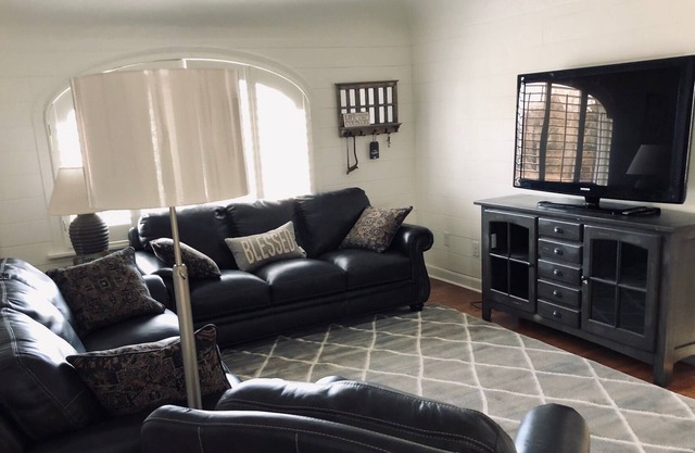 Beautifully Restored Farmhouse- Drive a little, save a lot