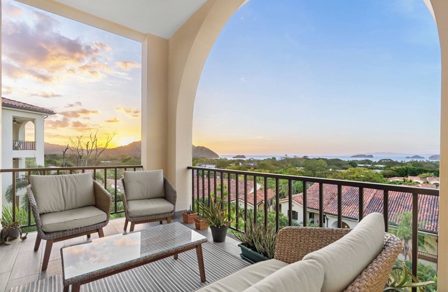 Beautifully updated condo - Ocean Views