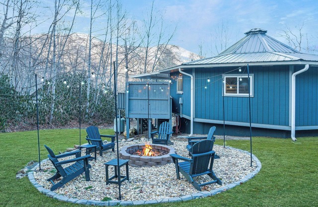 Beautifully Updated! Mtn View! Hot Tub, Fire Pit, Arcade, Foosball, DogsOK!