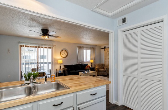 Beautifully updated condo! 808-2WW