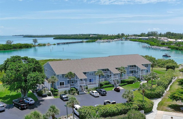 Beautifully Updated Bayview Condo #40 w/amenities and sleeping 4 in ultra comfort!