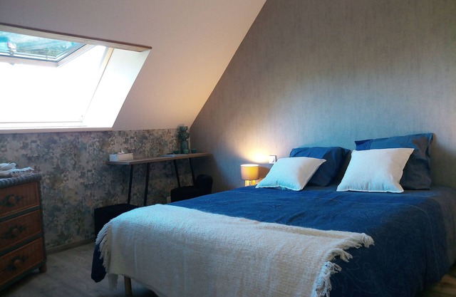 Bed and Breakfast 'La Chambre De L'Obiou 1' with Lake View, Shared Garden and Wi-Fi