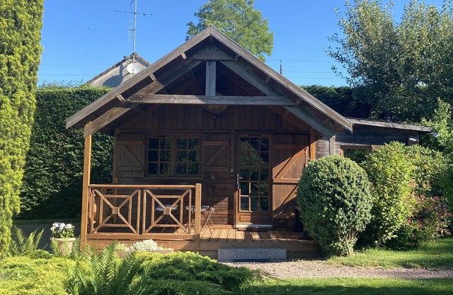 Bed and breakfast with terrace in a detached chalet in Normandy