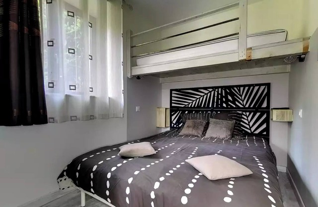 Bed and Breakfast 'Chambres D'hôtes - Les Baumes' with Shared Pool, Wi-Fi and Air Conditioning