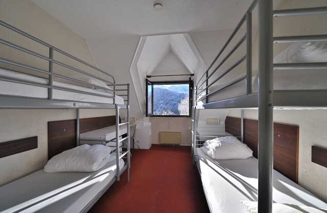 Bed and Breakfast 'La Moraine N°8 - Chambre 4 Pers' with Mountain View, Terrace and Garden