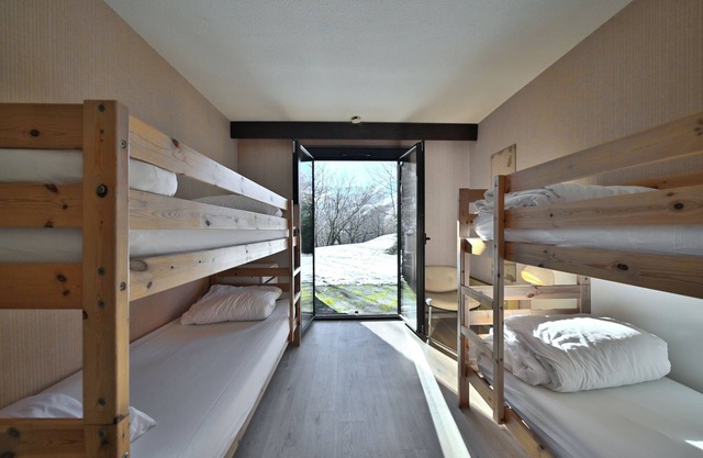 Bed and Breakfast 'La Moraine N°11 - Chambre 4 Pers' with Mountain View, Terrace and Garden