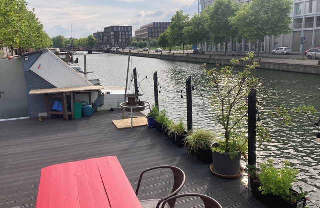 Bed and breakfast on a houseboat